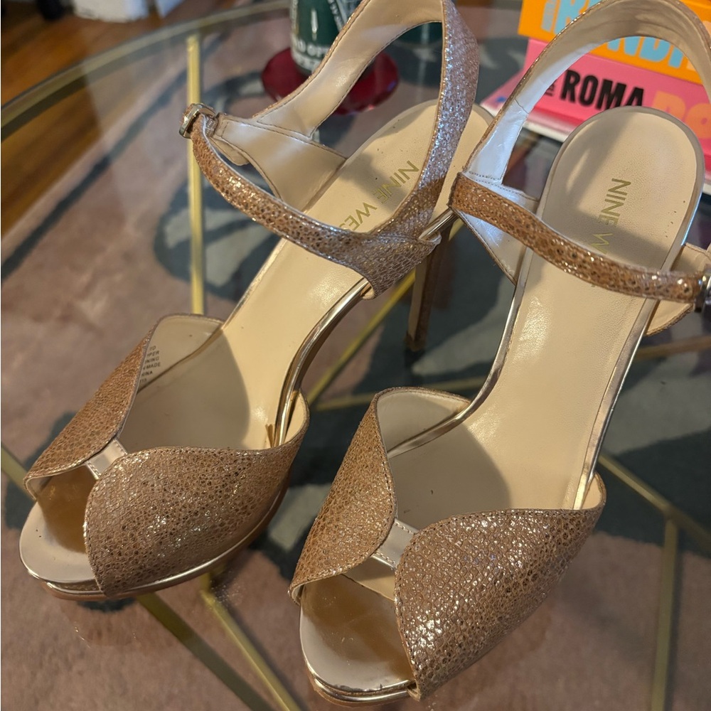 Nine West gold peep toe platform pump 👠